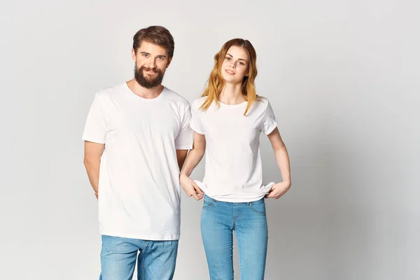 Hombre y mujer en camisetas blancas y vaqueros diseño moda copia espacio estudio — Foto de Stock