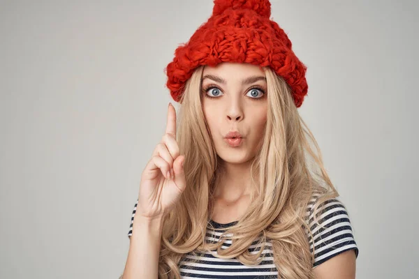 Bella donna in una t-shirt a righe rosso cappello ritagliato vista glamour — Foto Stock