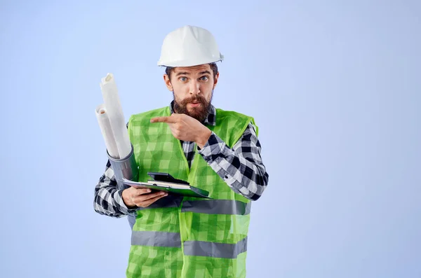 Мужчина строитель с документами и чертежами чертежи изолированный фон — стоковое фото