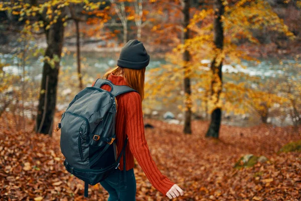 Donna escursionista a piedi nella foresta autunnale viaggiare aria fresca — Foto Stock