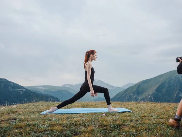Sportif kadın yoga meditasyonu yapıyor dağlar, doğa temiz hava. — Stok fotoğraf