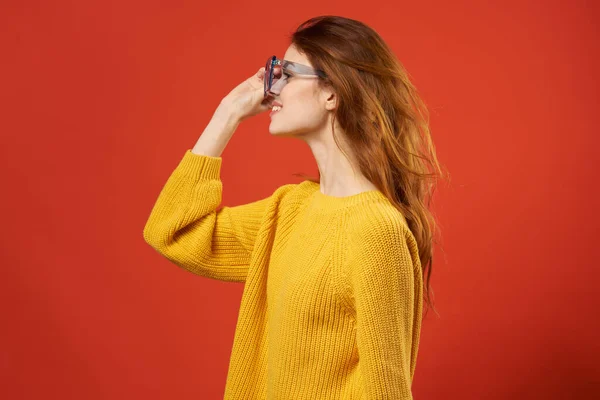 Bonita mujer en suéter amarillo gafas azules peinado de moda — Foto de Stock