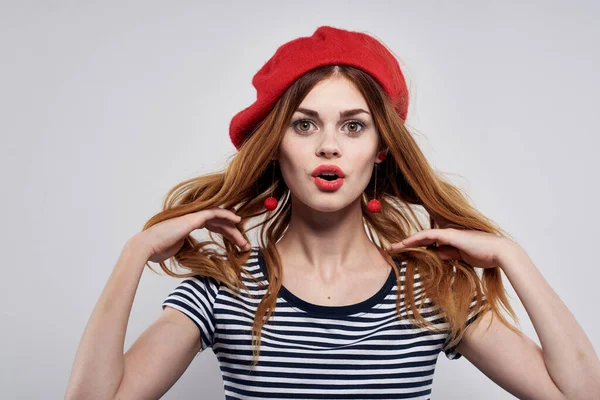 Bela mulher vestindo um chapéu vermelho maquiagem França Europa moda posando verão — Fotografia de Stock