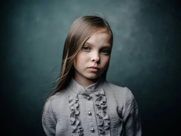 Girl in gray shirt posing close-up studio emotions — Stock Photo, Image