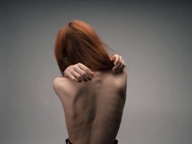 Kızıl saçlı kadın çıplak arka figür modası