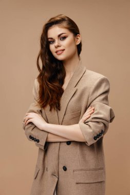 Güzel kadın model esmer kollarını göğsünde kavuşturmuş.