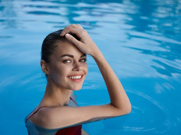 Веселая женщина в купальнике в бассейне отдых роскошь крупным планом природы — стоковое фото