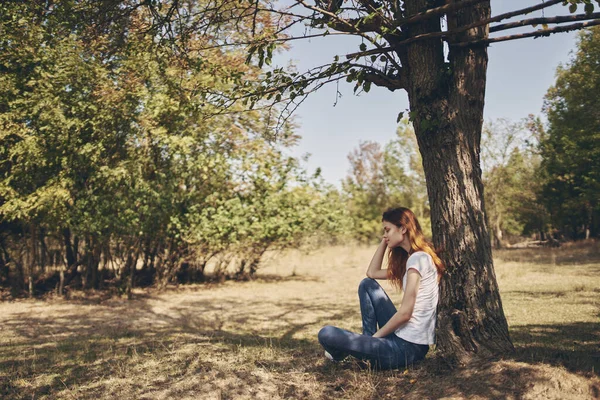 Jolie femme à l'extérieur près de l'arbre L'air frais — Photo