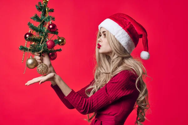 Jolie femme en costume de Père Noël claus avec arbre de Noël dans les mains tradition vacances fond isolé — Photo