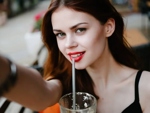 Mujer bonita en la bebida café de verano recreación al aire libre — Foto de Stock