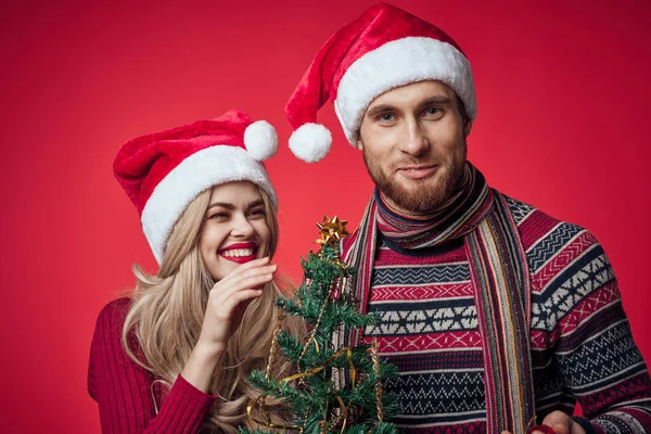 Mann und Frau stehen Seite an Seite Emotionen Feiertagsromantik Weihnachten — Stockfoto