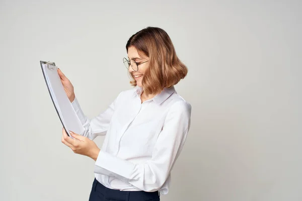Женщина-менеджер в белой рубашке с папкой в руках документов офиса — стоковое фото