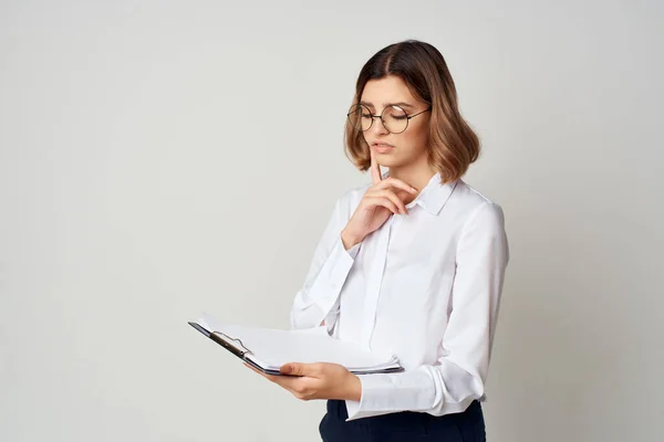 Femme d'affaires en chemise blanche documents travail Espace de copie — Photo