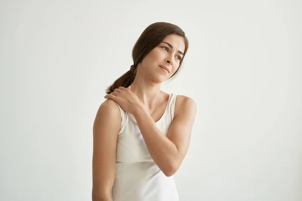 Beyaz tişörtlü kadın, kronik ağrı kesiciler. — Stok fotoğraf