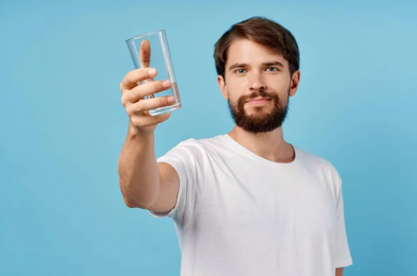 Bastante hombre agua potable Estudio — Foto de Stock