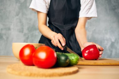 Ev hanımı mutfakta sebze salata diyeti yapıyor.