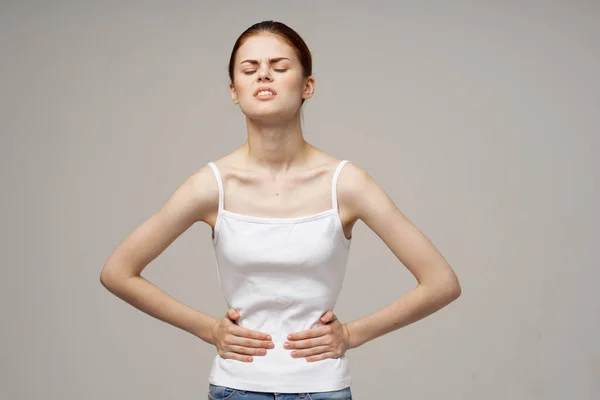 Kvinna ljumske smärta intim sjukdom gynekologi obehag ljus bakgrund — Stockfoto