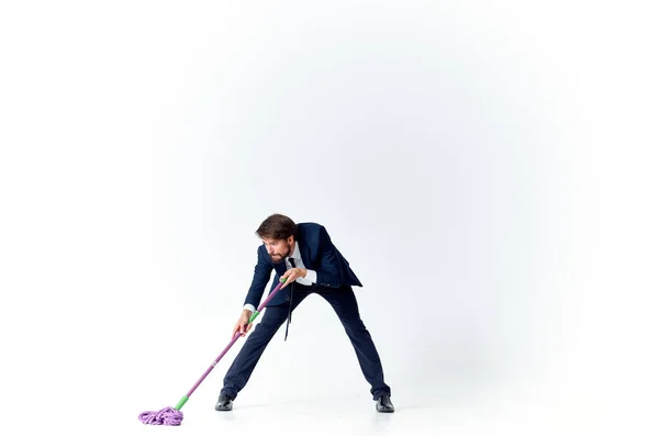 Biznesmen w garniturze z mopem w ręku świadczący usługi sprzątania podłóg — Zdjęcie stockowe