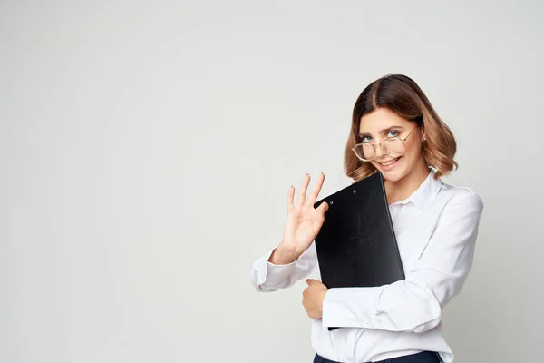 Žena s brýlemi office manager pracovní dokumenty — Stock fotografie