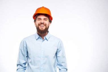 Şaşırtıcı adam inşaat endüstrisinde çalışıyor koruyucu üniforma