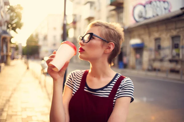 Mujer de pelo bastante corto beber taza al aire libre — Foto de Stock