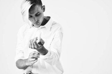 Adam modaya uygun saç stili beyaz gömlek elleri düzeltiyor Stüdyo