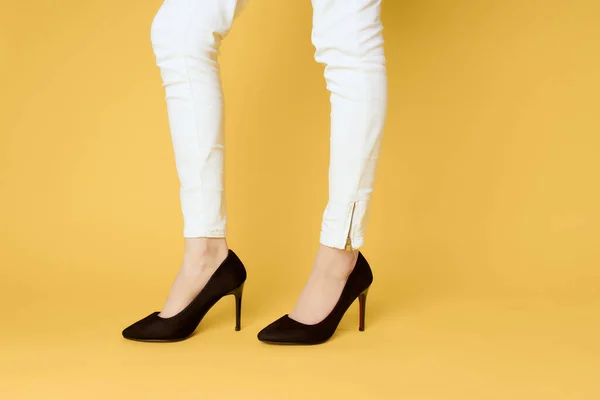 Kvinnliga ben i svarta skor mode poserar lyx — Stockfoto