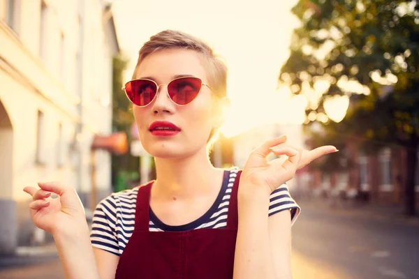Kvinna i solglasögon med kort hår utomhus romantik poserar — Stockfoto