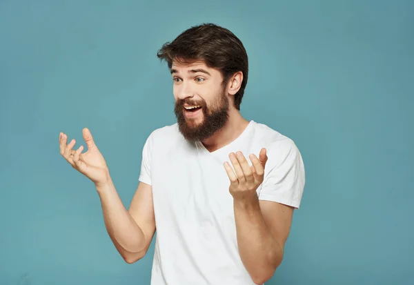 Чоловік у білій футболці жести гніву блакитного фону — стокове фото
