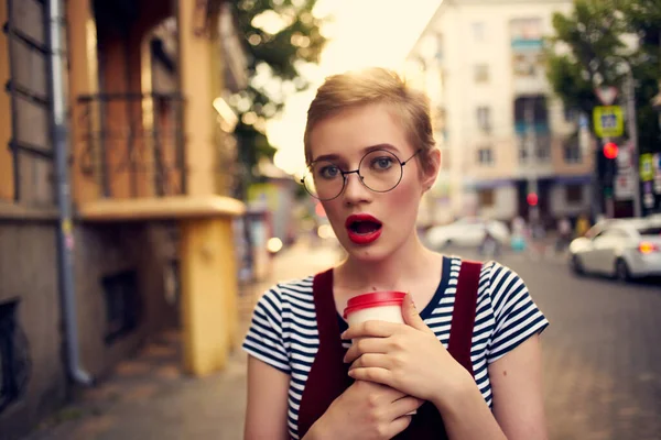 Mujer con pelo corto al aire libre taza de bebida estilo de vida — Foto de Stock