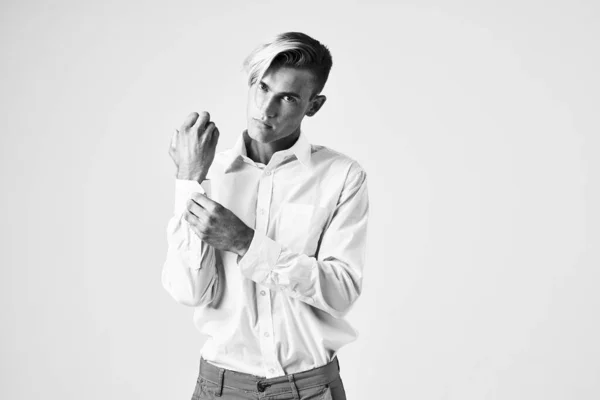 Stilig man med trendig frisyr vit skjorta porträtt mode — Stockfoto