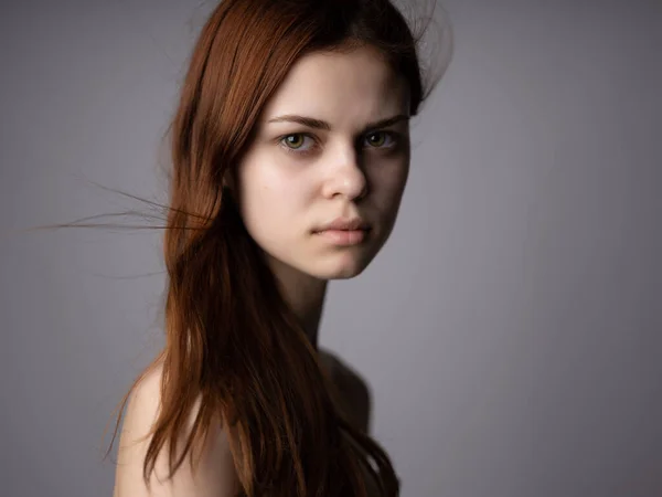 Vrouw blote schouders heldere huid aantrekkelijk look poseren geïsoleerde achtergrond — Stockfoto