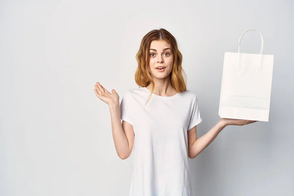 Bonita mujer con paquete en sus manos maqueta de compras —  Fotos de Stock