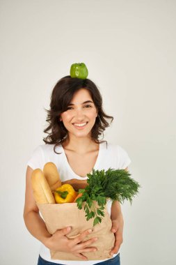 Tişört için kadın. Sağlıklı yemek paketi.