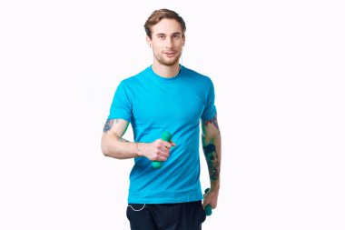 Elinde dambıl olan adam spor salonu hafif arka planda