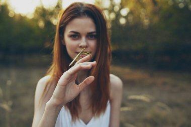 Elinde peygamber devesi olan güzel bir kadın.