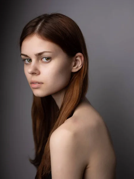 Vrouw blote schouders heldere huid aantrekkelijk look poseren geïsoleerde achtergrond — Stockfoto