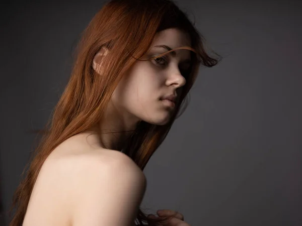 Mulher atraente cabelo vermelho ombros nus posando close-up — Fotografia de Stock