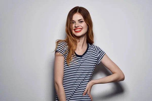 Mulher alegre em um gesto de camiseta listrada com as mãos isoladas fundo — Fotografia de Stock