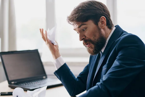 Gerente sentado en un escritorio delante de una computadora portátil estrés ira profesional — Foto de Stock