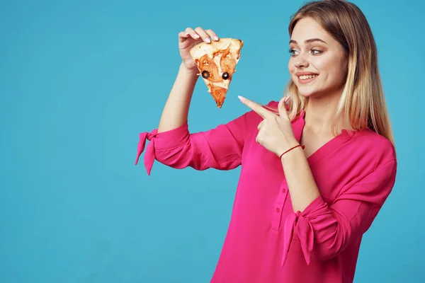 Mujer en una camisa rosa con pizza en las manos comida chatarra de cerca — Foto de Stock