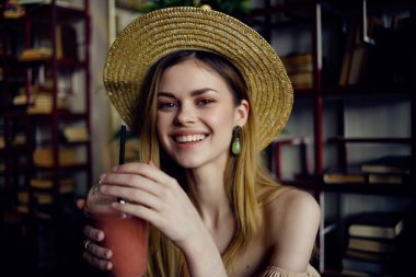 Kafe Hayat Tarzı 'nın elinde kitabı olan güzel bir kadın.