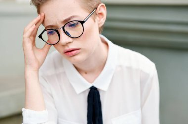 Elinde kitap olan güzel bir kadın dışarıda Yaşam Tarzı okuyor.