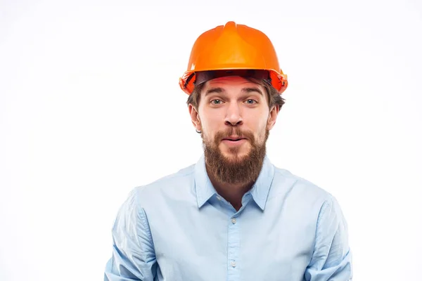 Человек в рубашке оранжевый шлем инженер профессиональной работы — стоковое фото