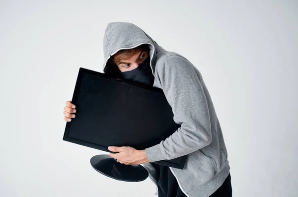 Maskeli adam suçu anonimlik dikkat kar maskesi hafif arka plan — Stok fotoğraf