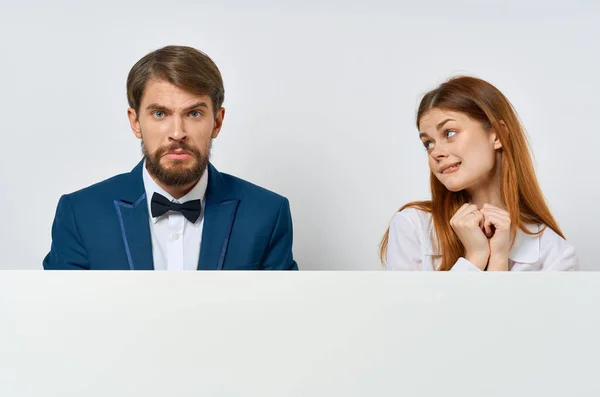 Vicces férfi és nő reklám bemutató fehér banner Fehér háttér — Stock Fotó