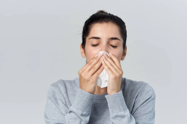 Mujer con pañuelo secreción nasal infección por resfriado — Foto de Stock