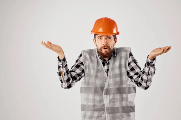 Homem emocional no trabalho construção uniforme edifício profissão luz fundo — Fotografia de Stock