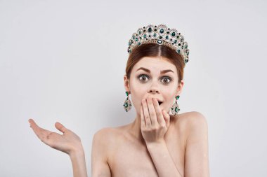 Kafasında taç olan güzel bir kadın. Makyaj modeli. Yakın çekim yaşam tarzı.