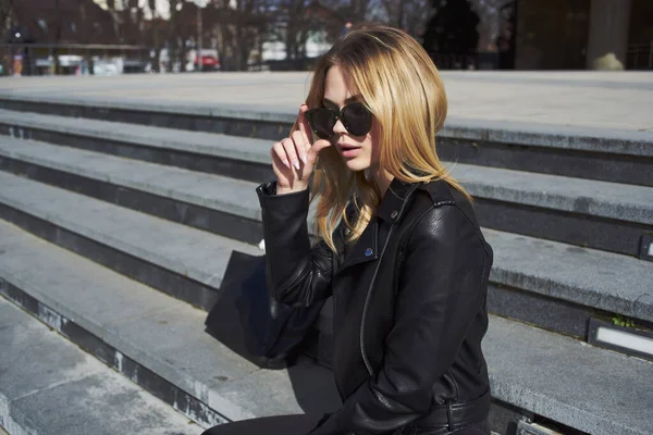 Słodkie blondynka w okulary przeciwsłoneczne na zewnątrz chodzić ulica styl — Zdjęcie stockowe
